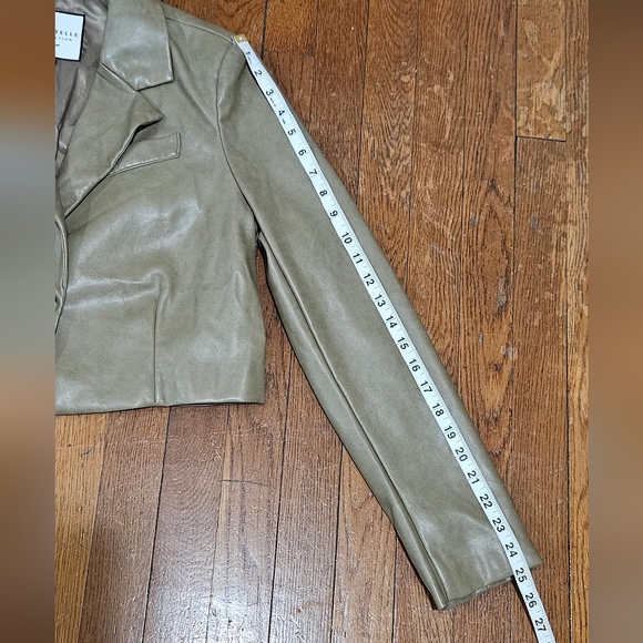 Bagatelle Collection women's cropped blazer, Tan color in faux leather, size M - Picture 12 of 14
